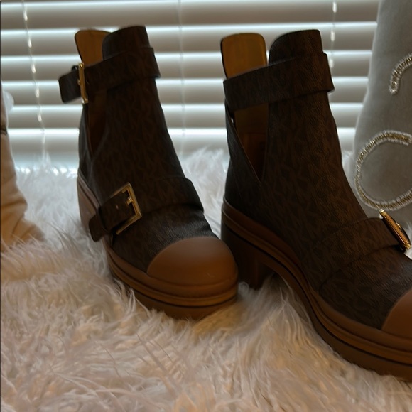 Stylish Brown Ankle Boots - Picture 1 of 4